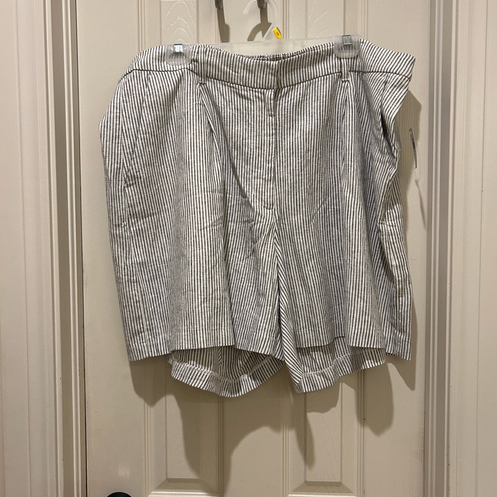 Old navy seersucker shorts sz 18 NWT